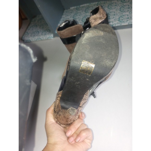 Call‎ it spring heels - Picture 3 of 5